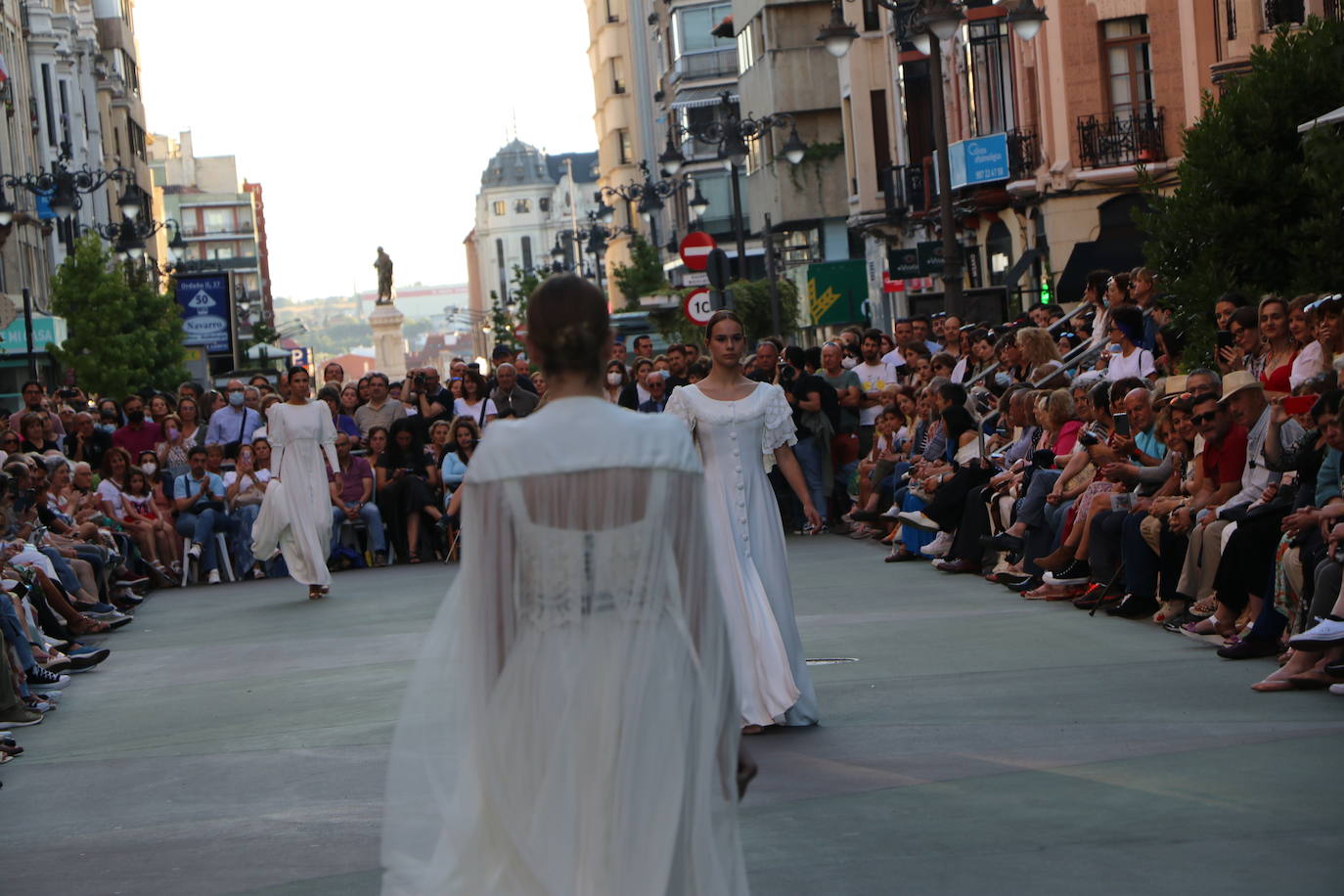 Desfile de moda de jóvenes diseñadores de León. 