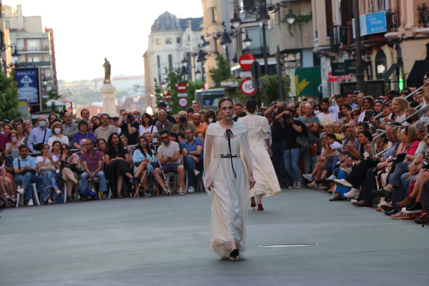 Desfile de moda de jóvenes diseñadores de León. 