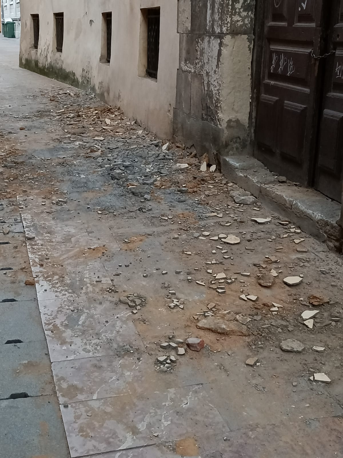 Fotos: Caída de cascotes a la vía pública