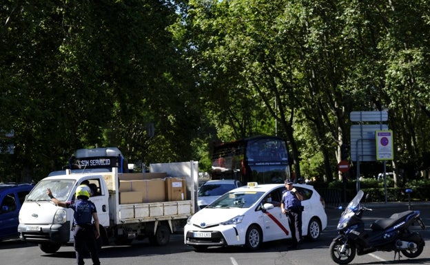 Cierre temporal del Paseo del Prado, esta mañana.