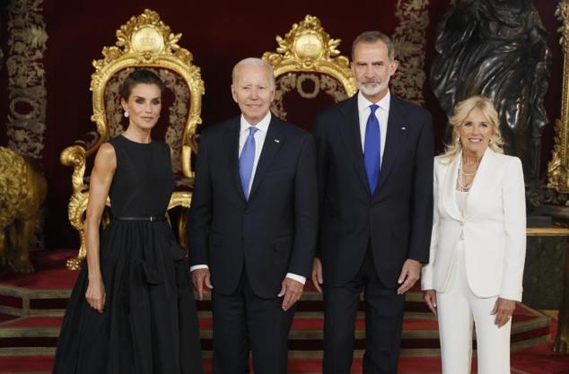 Los reyes posan con los Biden antes de la cena en el Palacio Real. 