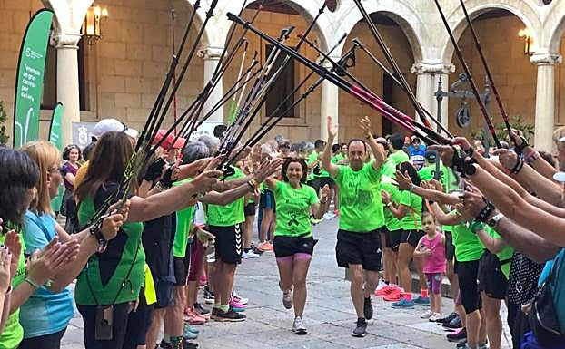 Los participantes en la iniciativa 'A Santiago contra el cáncer', a su llegada a León. 