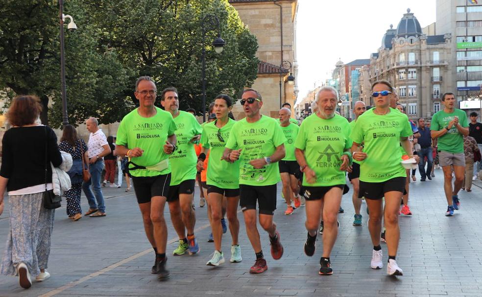 Los 60 'corregrinos' llegan a la Plaza de San Marcelo, recibidos por familiares y amigos.