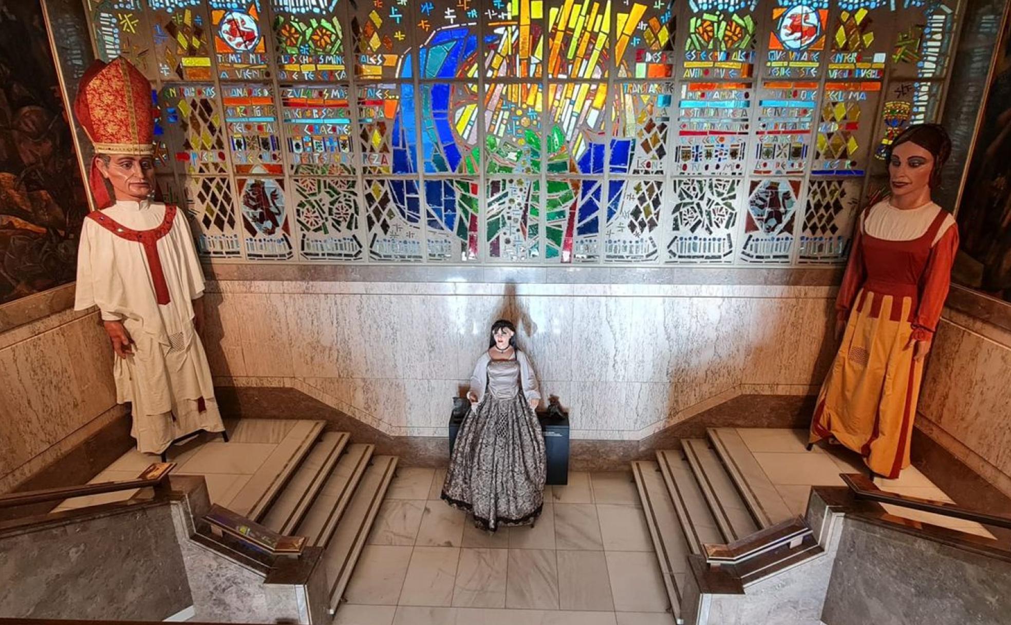 'El leonés', 'la leonesa', 'la mora', 'el moro', 'la pícara', 'el cura' y 'la tarasca' se refugian cada día en su cuartel general, San Marcelo, a la espera de recorrer las calles de la ciudad. 