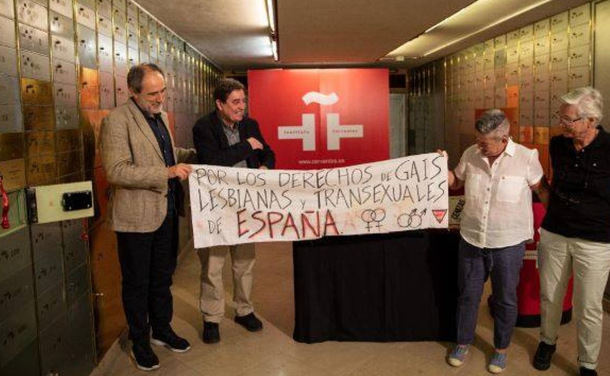 Pancarta que utilizó Berkana en la manifestación del 25º aniversario de la Revuelta de Stonewall, la primera protesta del colectivo homosexual. En la imagen, de izq. a dcha., Juan Cerezo, Luis García Montero, y Mili Hernández y su pareja, Mar de Griñó. 