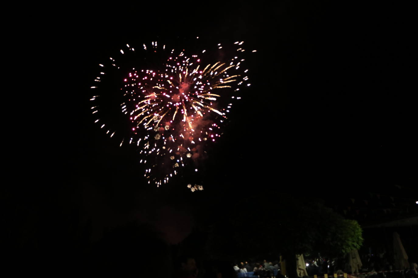 Imágenes de los fuegos artificiales de San Pedro en León. 