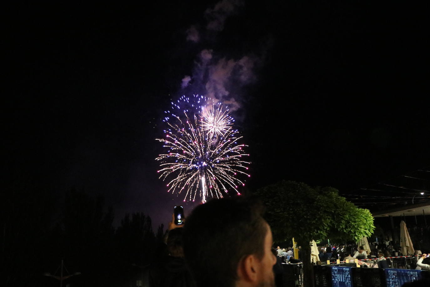 Imágenes de los fuegos artificiales de San Pedro en León. 
