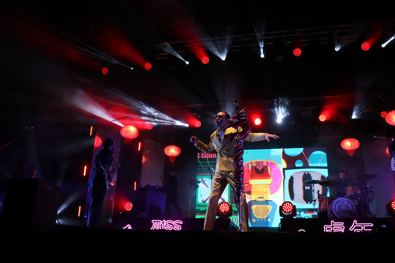 Miss Caffeina sobre el escenario de León. 