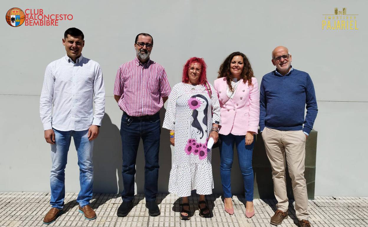 Presentación de los patrocinadores del equipo de baloncesto.