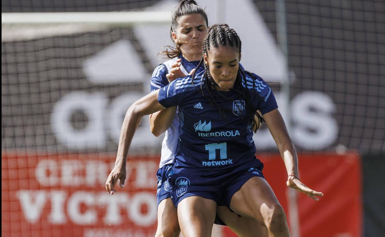 Salma Paralluelo protege el balón durante un entrenamiento de la selección española. 