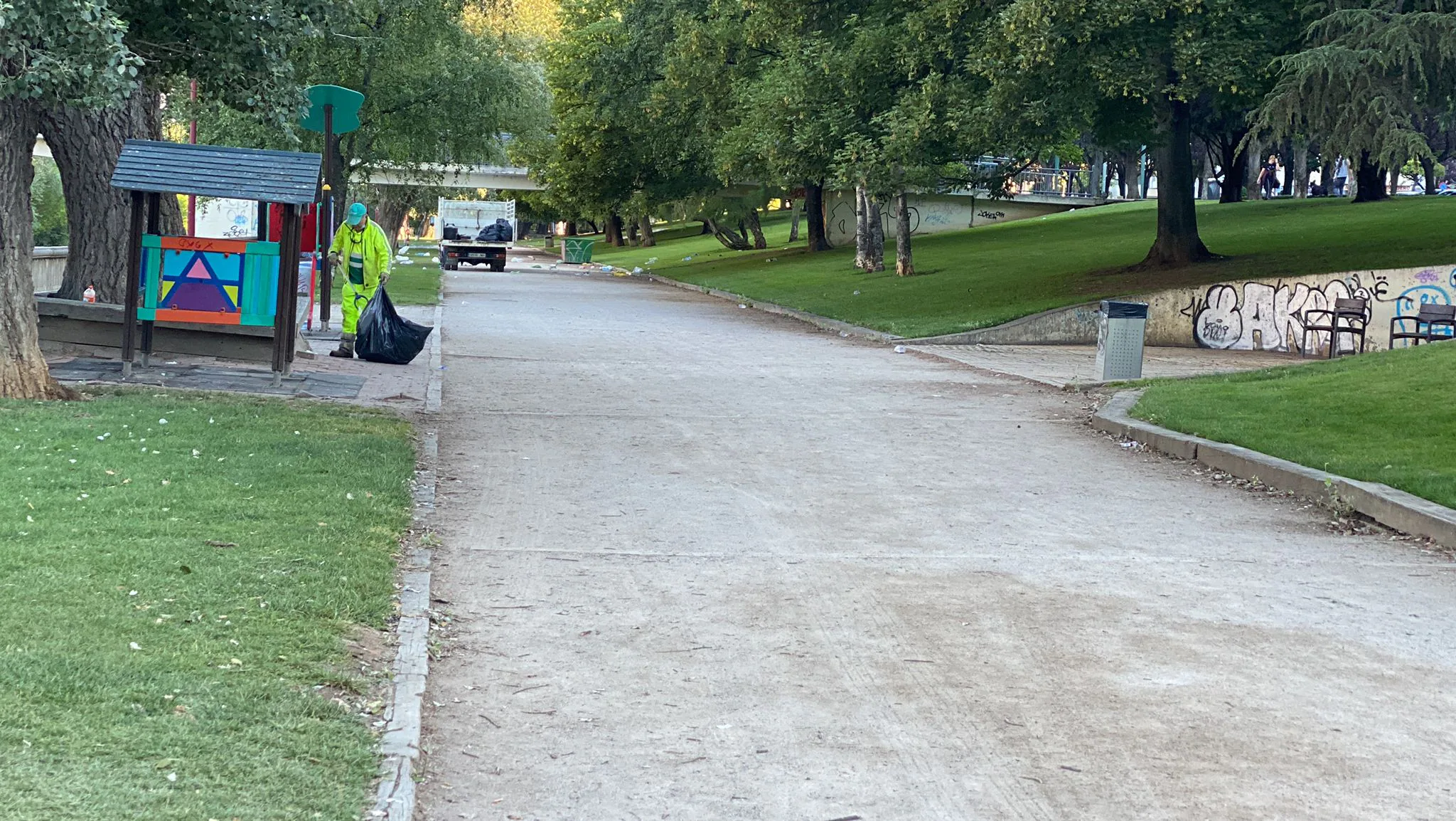 San Pedro se cita con el botellón a orillas del Bernesga. Las brigadas del Servicio de Jardines del Ayuntamiento de León recoge kilos de basura que los más jóvenes dejaron durante la pasada noche en una nueva fiesta en la ribera del río.