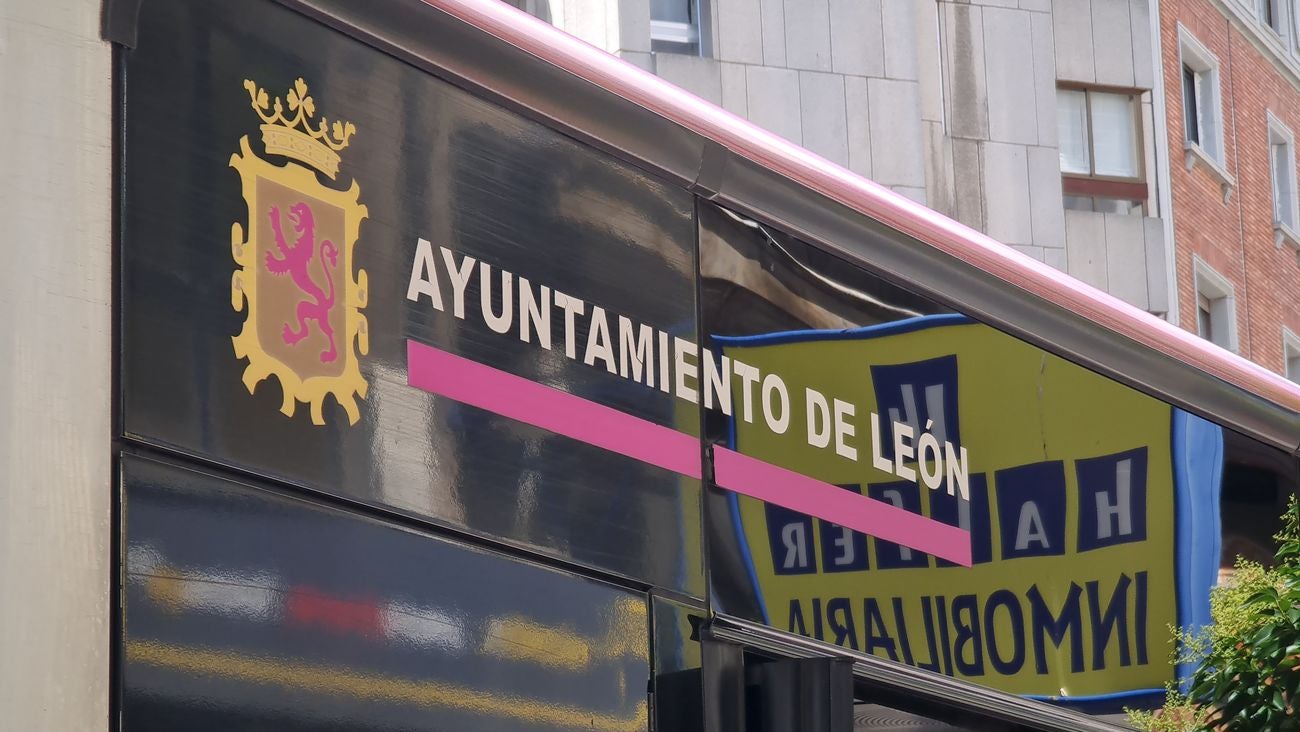 El Ayuntamiento está a la espera de conocer el detalle de la orden del Consejo de Ministros para determinar si los descuentos se aplicarán solo a los abonos o alcanzan el billete ordinario. En la actualidad el bono de diez viajes tiene un precio de 7,50 euros que pasaría a tener un coste de 5,25 euros. El abono mensual, con un precio de 36,15 euros tendría un coste de 25,30 euros. 