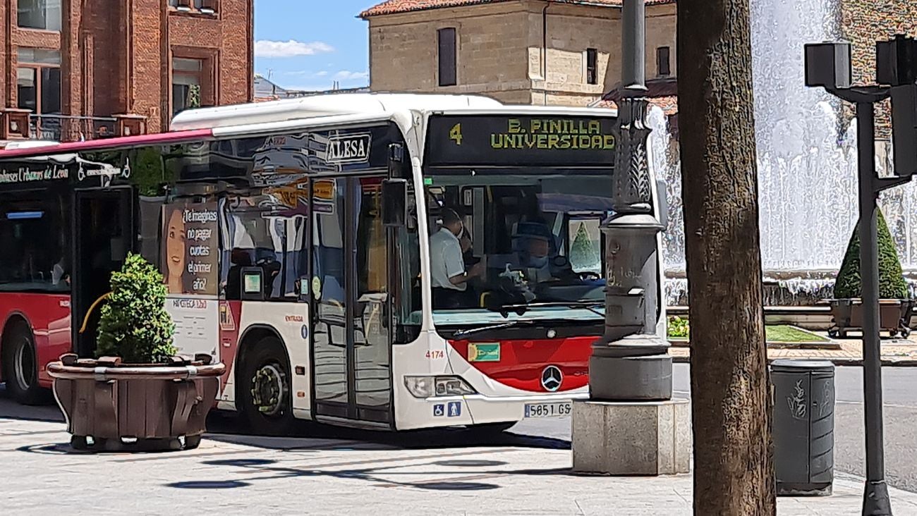 El Ayuntamiento está a la espera de conocer el detalle de la orden del Consejo de Ministros para determinar si los descuentos se aplicarán solo a los abonos o alcanzan el billete ordinario. En la actualidad el bono de diez viajes tiene un precio de 7,50 euros que pasaría a tener un coste de 5,25 euros. El abono mensual, con un precio de 36,15 euros tendría un coste de 25,30 euros. 