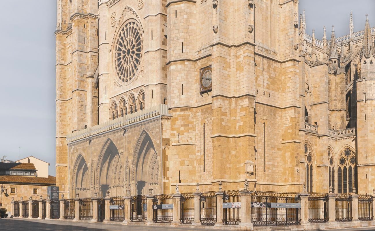 La propuesta ganadora para proteger el pórtico de la Seo leonesa se basa en una membrana transparente trasparente que se desplegará sobre la fachada principal. El proyecto ha sido elaborado por el arquitecto Julio César Moreno, del estudio Funcionable de Madrid. El velo tiene como fin salvaguardar los elementos arquitectónicos frente a las agresiones climatológicas. La idea se inspira en el pabellón de los países nórdicos de Venecia, de Sverre Fehn. 