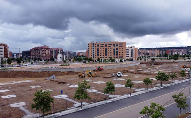 Parcela en la que se está construyendo el nuevo parque comercial.