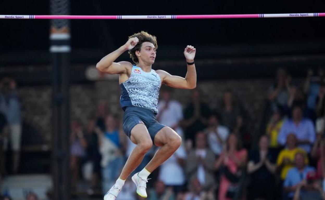 Armand Duplantis, tras batir su récord mundial en Estocolmo. 