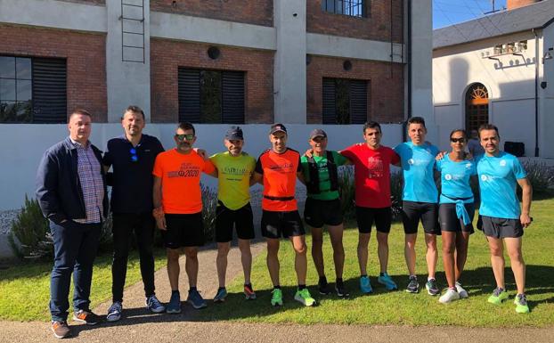 El concejal de Deportes, Iván Castrillo (2I) recibió a los corredores. 