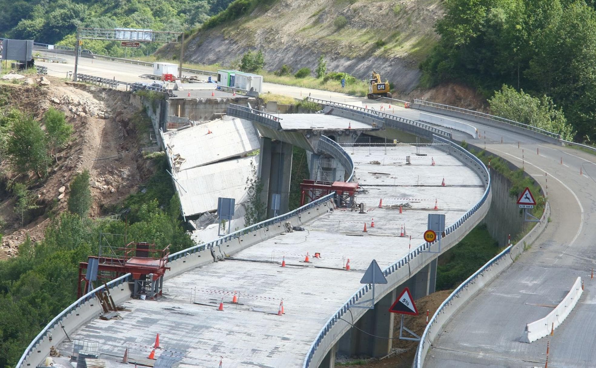 Imagen de los vanos desplomados en el viaducto; el tercer vano tendrá que ser demolido. 