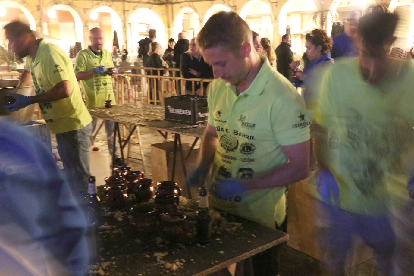 Imagen del reparto tradicional de las sopas de ajo en León. 