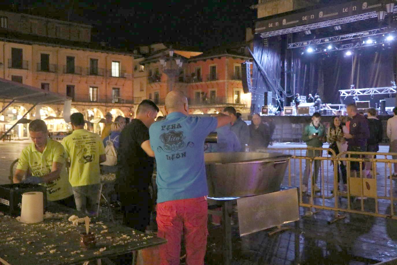 Imagen del reparto tradicional de las sopas de ajo en León. 