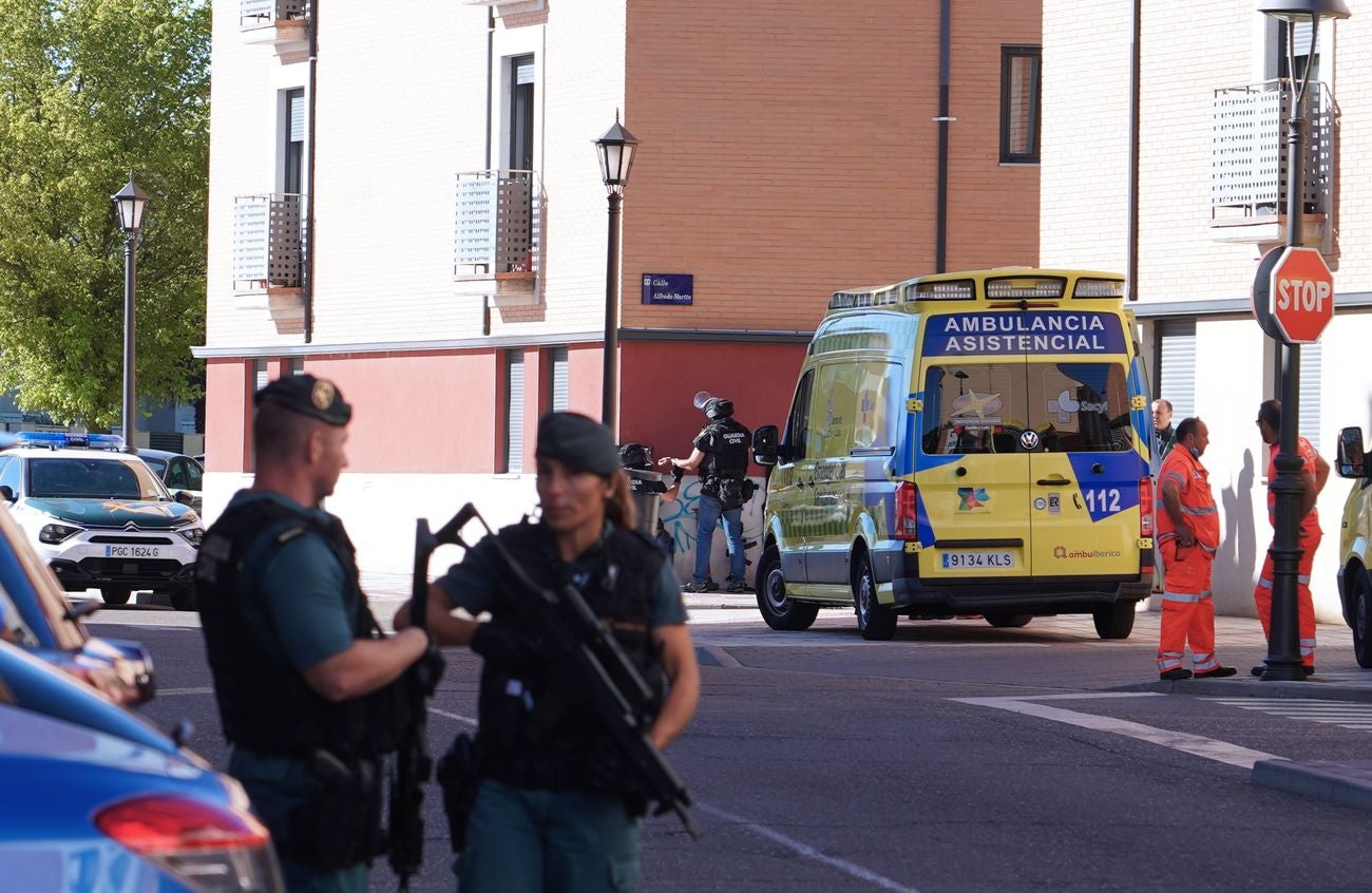 El presunto asesino de un varón en Santovenia de Pisuerga se atrinchera en su domicilio con un rehén. El ataque se produjo de madrugada en plena calle. La Guardia Civil realiza un amplio dispositivo de seguridad en la zona. 