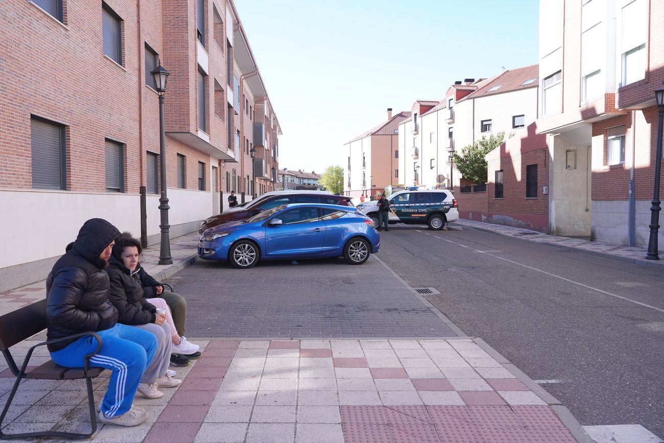 El presunto asesino de un varón en Santovenia de Pisuerga se atrinchera en su domicilio con un rehén. El ataque se produjo de madrugada en plena calle. La Guardia Civil realiza un amplio dispositivo de seguridad en la zona. 