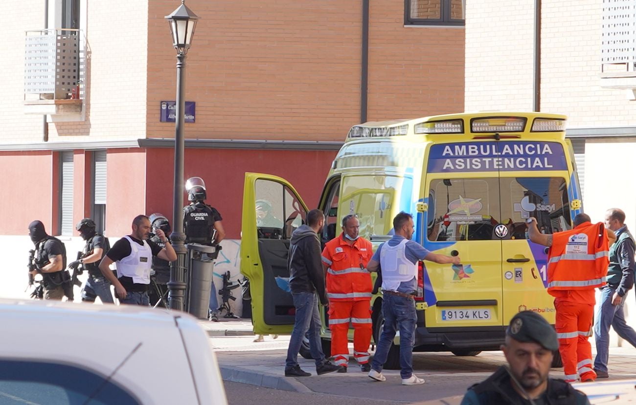 El presunto asesino de un varón en Santovenia de Pisuerga se atrinchera en su domicilio con un rehén. El ataque se produjo de madrugada en plena calle. La Guardia Civil realiza un amplio dispositivo de seguridad en la zona. 