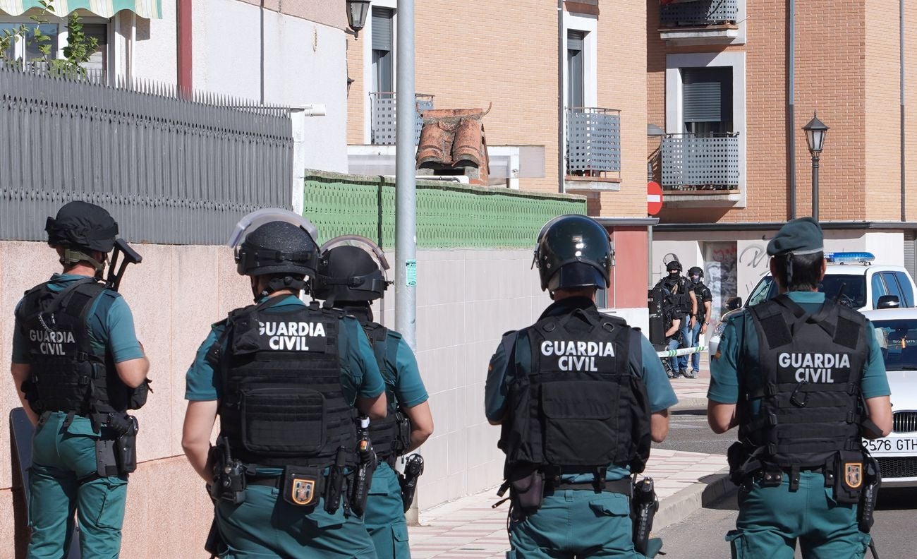 El presunto asesino de un varón en Santovenia de Pisuerga se atrinchera en su domicilio con un rehén. El ataque se produjo de madrugada en plena calle. La Guardia Civil realiza un amplio dispositivo de seguridad en la zona. 