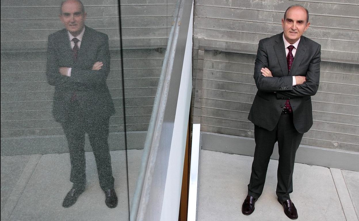 Tomás Quintana, Porcurador del Común de Castilla y León, posa en su sede ubicada en la capital leonesa 