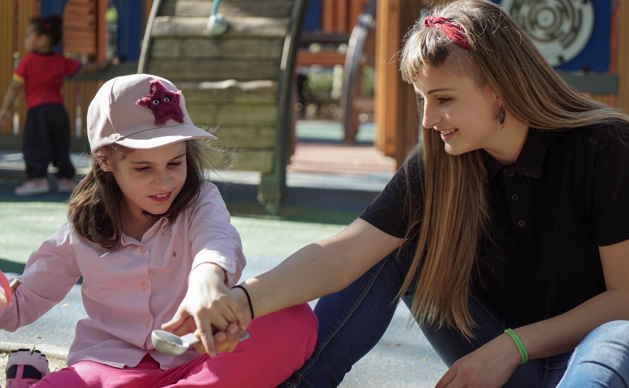 Imagen de una orientadora con una niña.