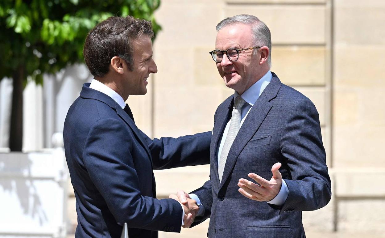 El presidente francés, Emmanuel Macron, y el primer ministro australiano, Anthony Albanese, estrechan sus manos este viernes en París