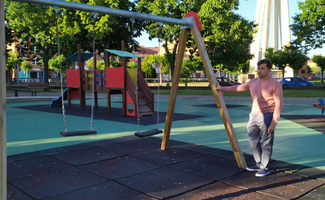 Representantes de Ciudadanos en uno de los parques infantiles de Valverde de la Virgen. 