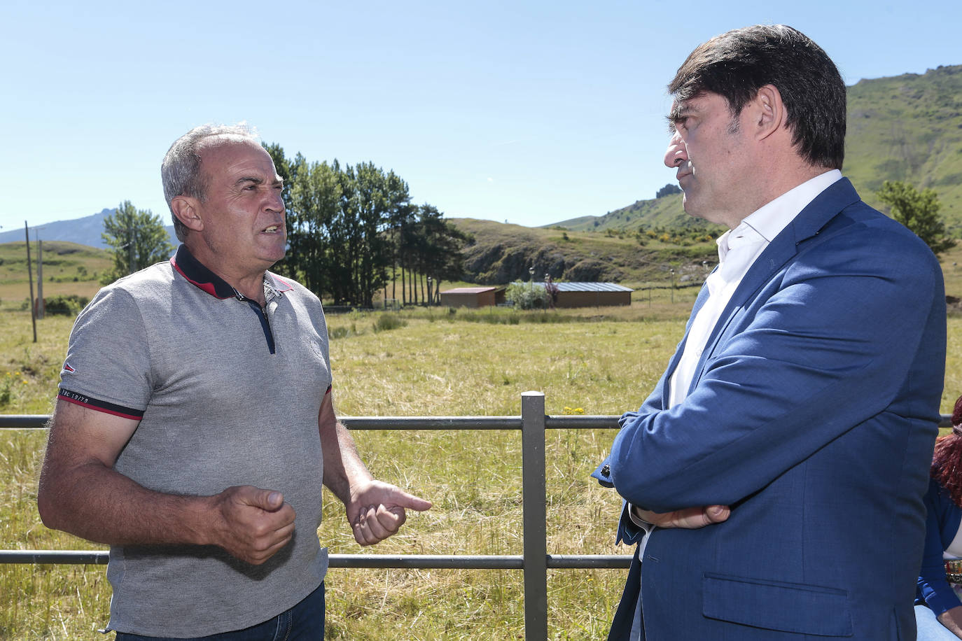 Fotos: Reunión de seguimiento de los daños causados por la construcción de los túneles de la variante ferroviaria de Pajares