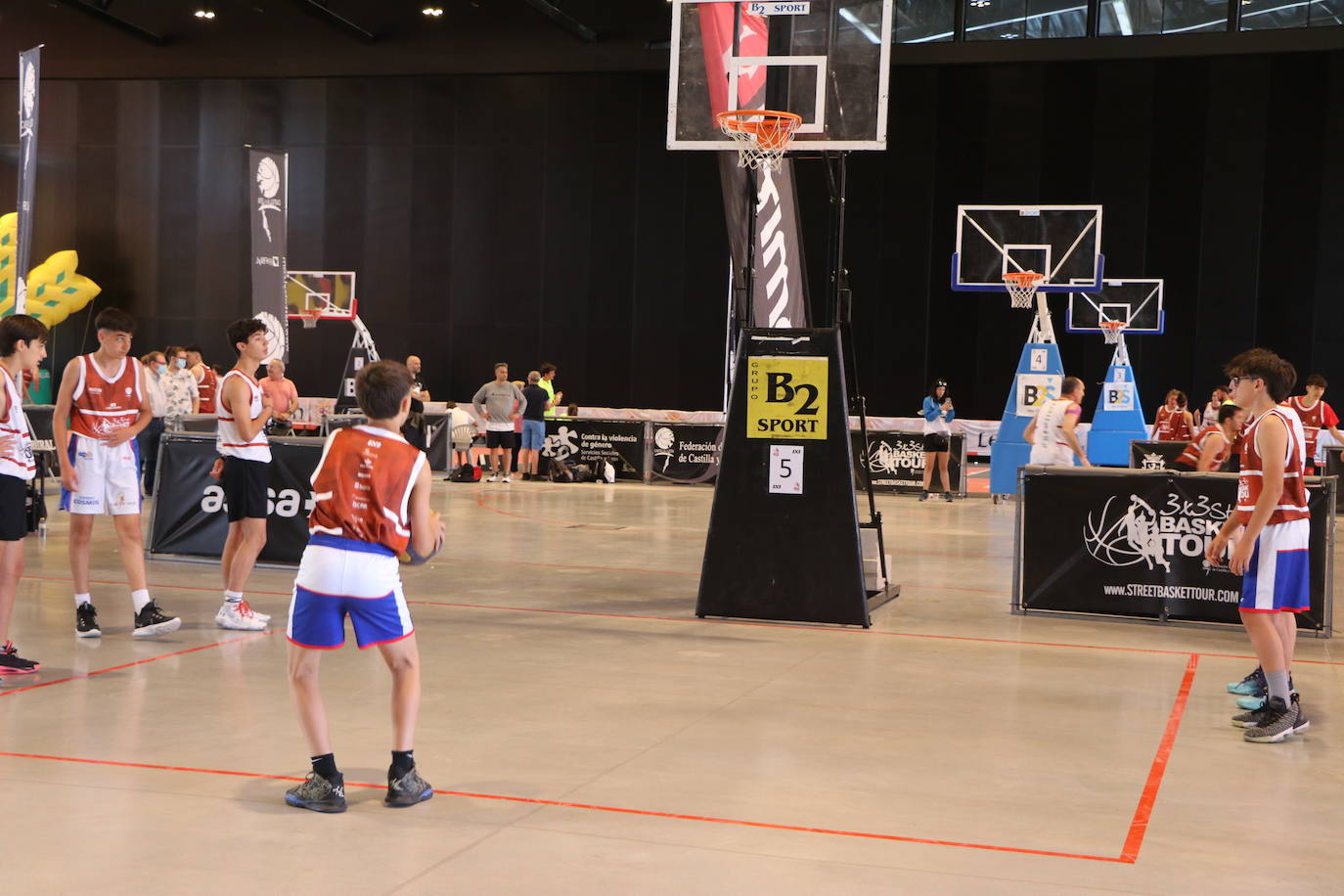 Imágenes de los encuentros del circuito 3X3 Street Basket Tour, celebrado en León. 