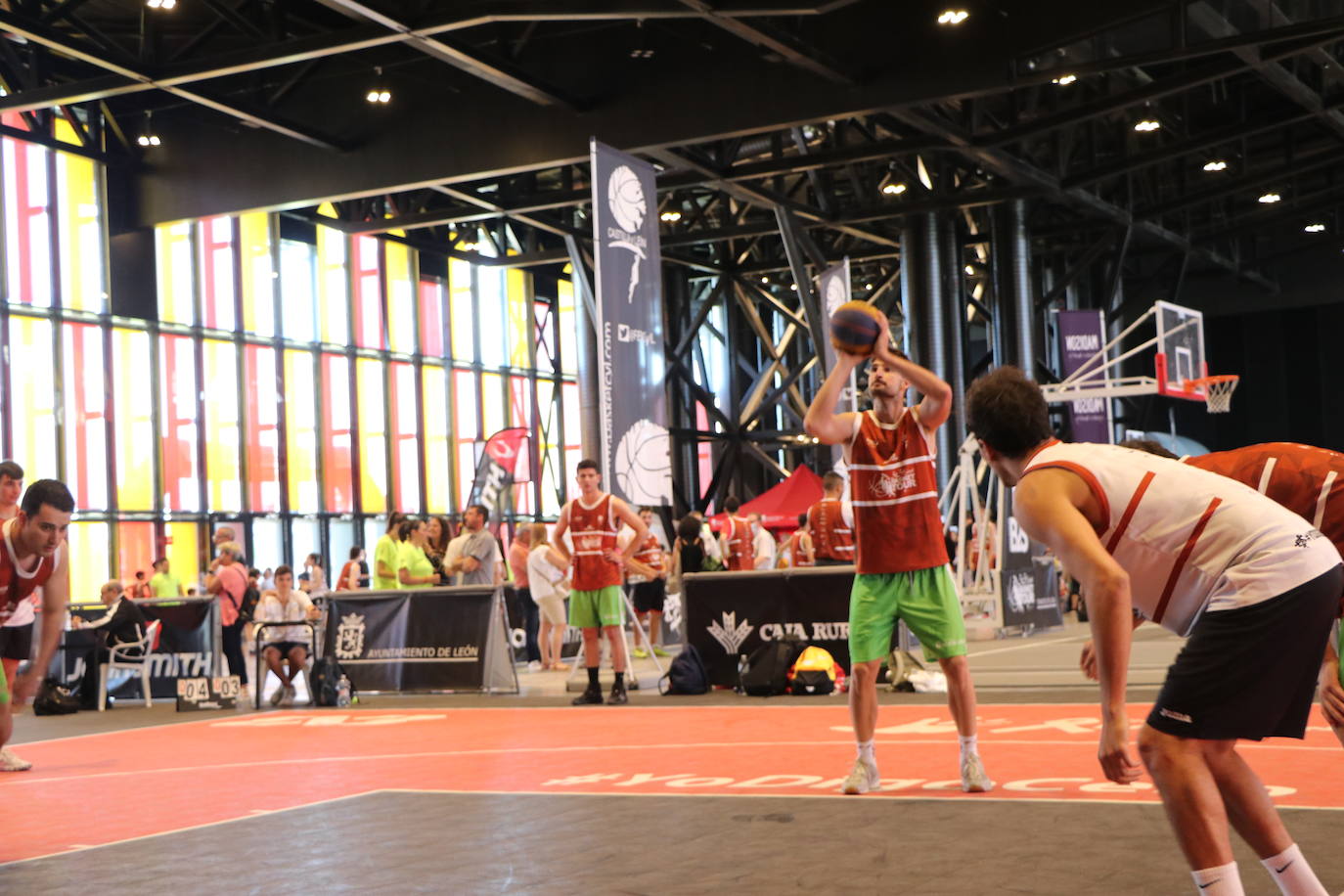 Imágenes de los encuentros del circuito 3X3 Street Basket Tour, celebrado en León. 