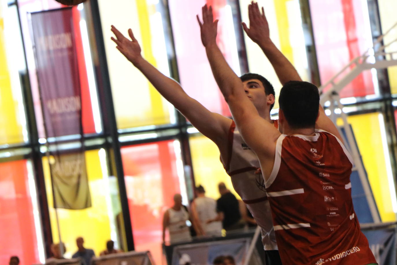 Imágenes de los encuentros del circuito 3X3 Street Basket Tour, celebrado en León. 