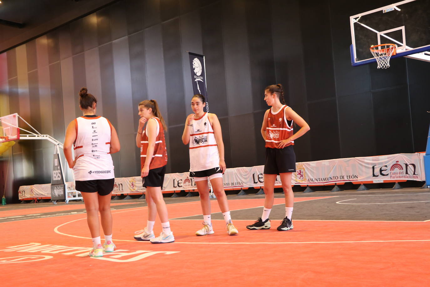 Imágenes de los encuentros del circuito 3X3 Street Basket Tour, celebrado en León. 