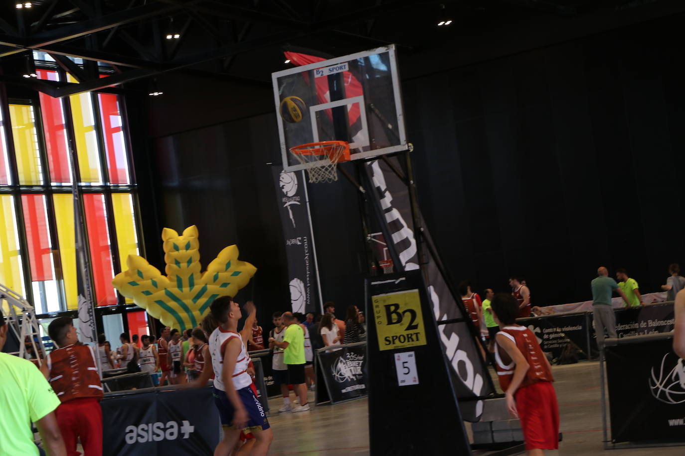 Imágenes de los encuentros del circuito 3X3 Street Basket Tour, celebrado en León. 