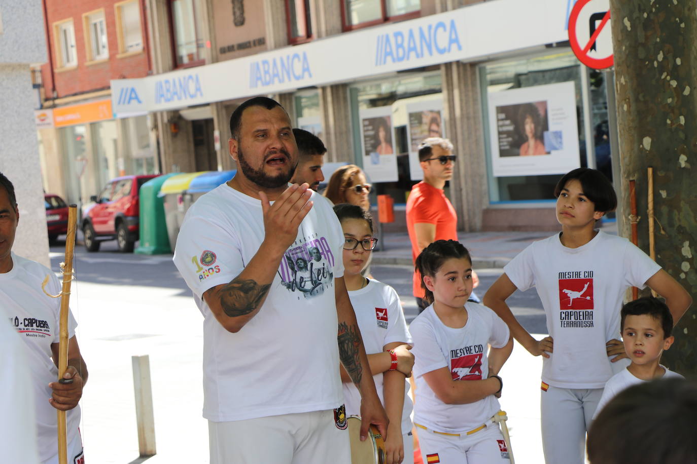 Imágenes de la sesión de Capoeira en la Plaza de las Cortes Leonesa. 