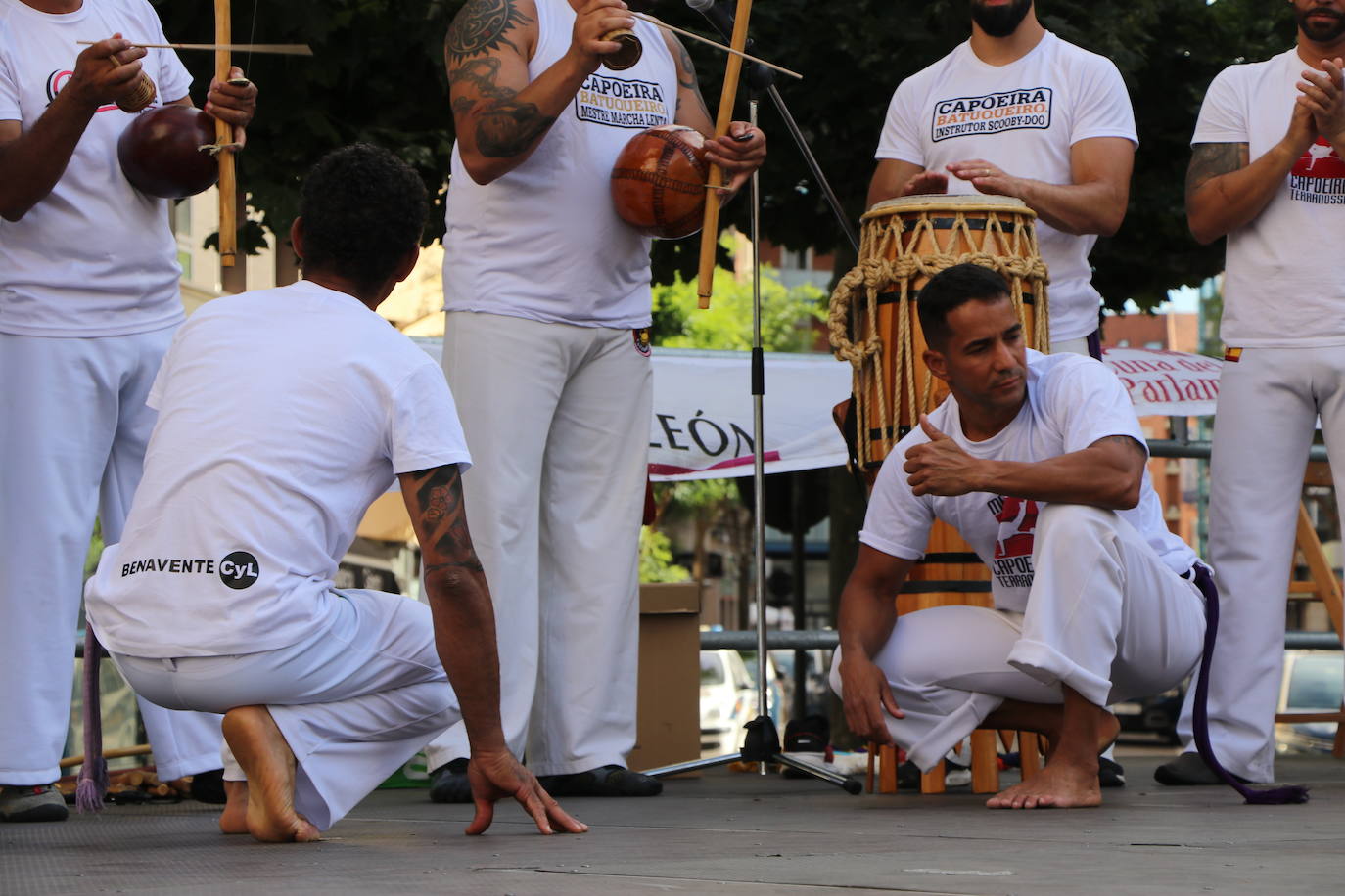 Imágenes de la sesión de Capoeira en la Plaza de las Cortes Leonesa. 