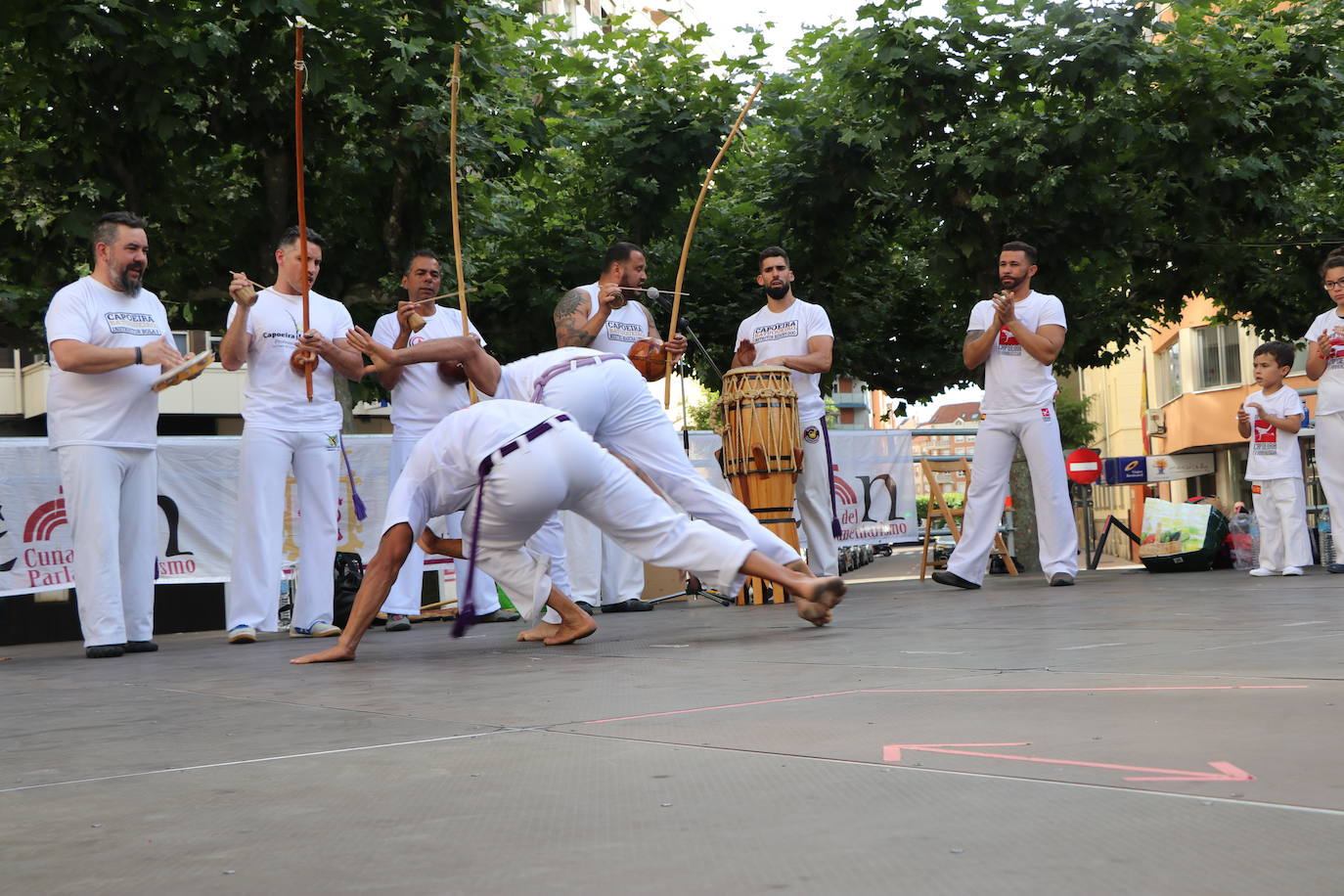 Imágenes de la sesión de Capoeira en la Plaza de las Cortes Leonesa. 