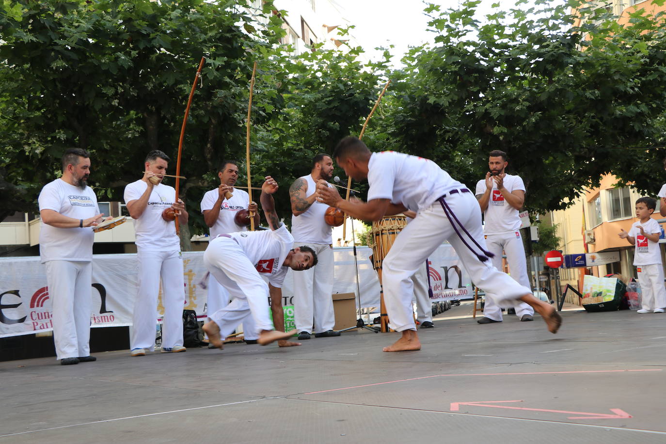 Imágenes de la sesión de Capoeira en la Plaza de las Cortes Leonesa. 