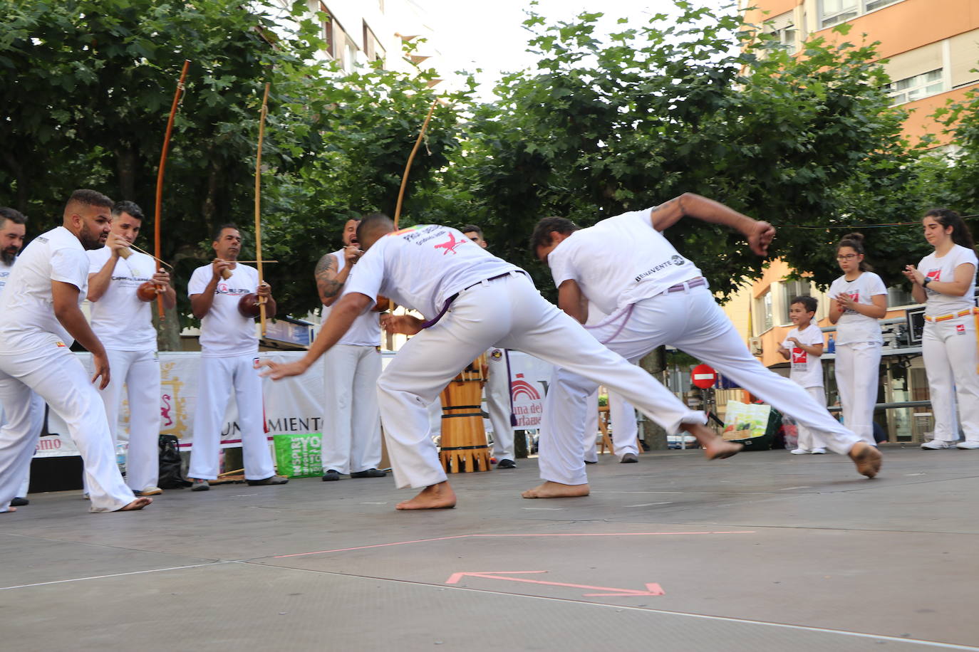 Imágenes de la sesión de Capoeira en la Plaza de las Cortes Leonesa. 