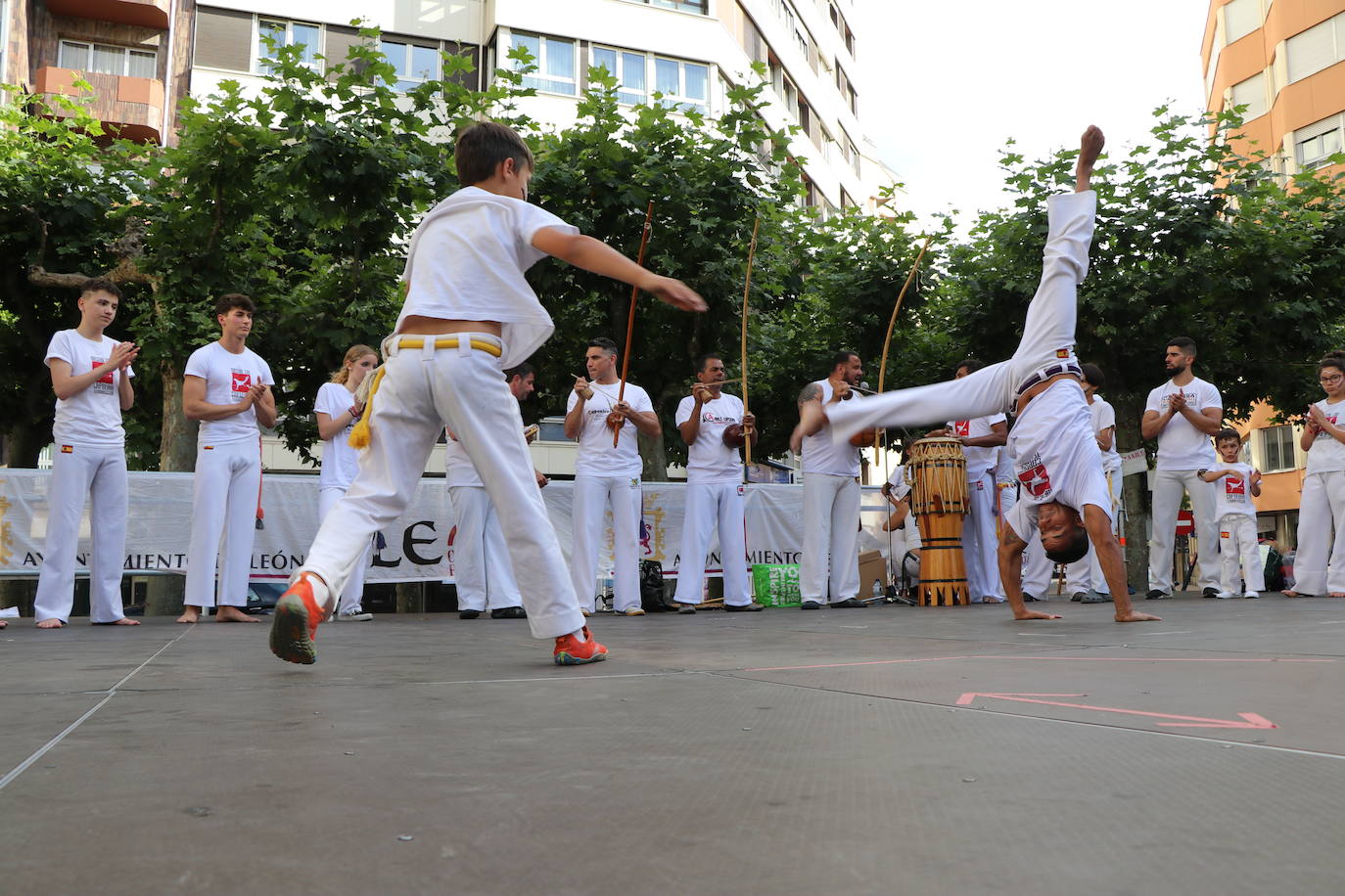 Imágenes de la sesión de Capoeira en la Plaza de las Cortes Leonesa. 