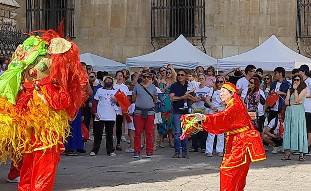 Imagen principal - El dragón que voló por León desde China