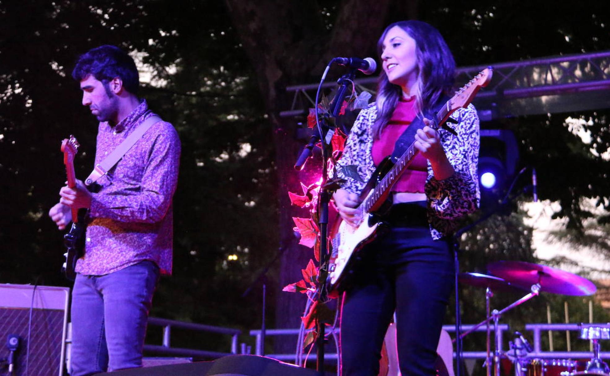 La leonesa Nadia Álvarez durante el concierto del Come y Calle enmarcado dentro de las fiestas de San Juan y San Pedro de León.