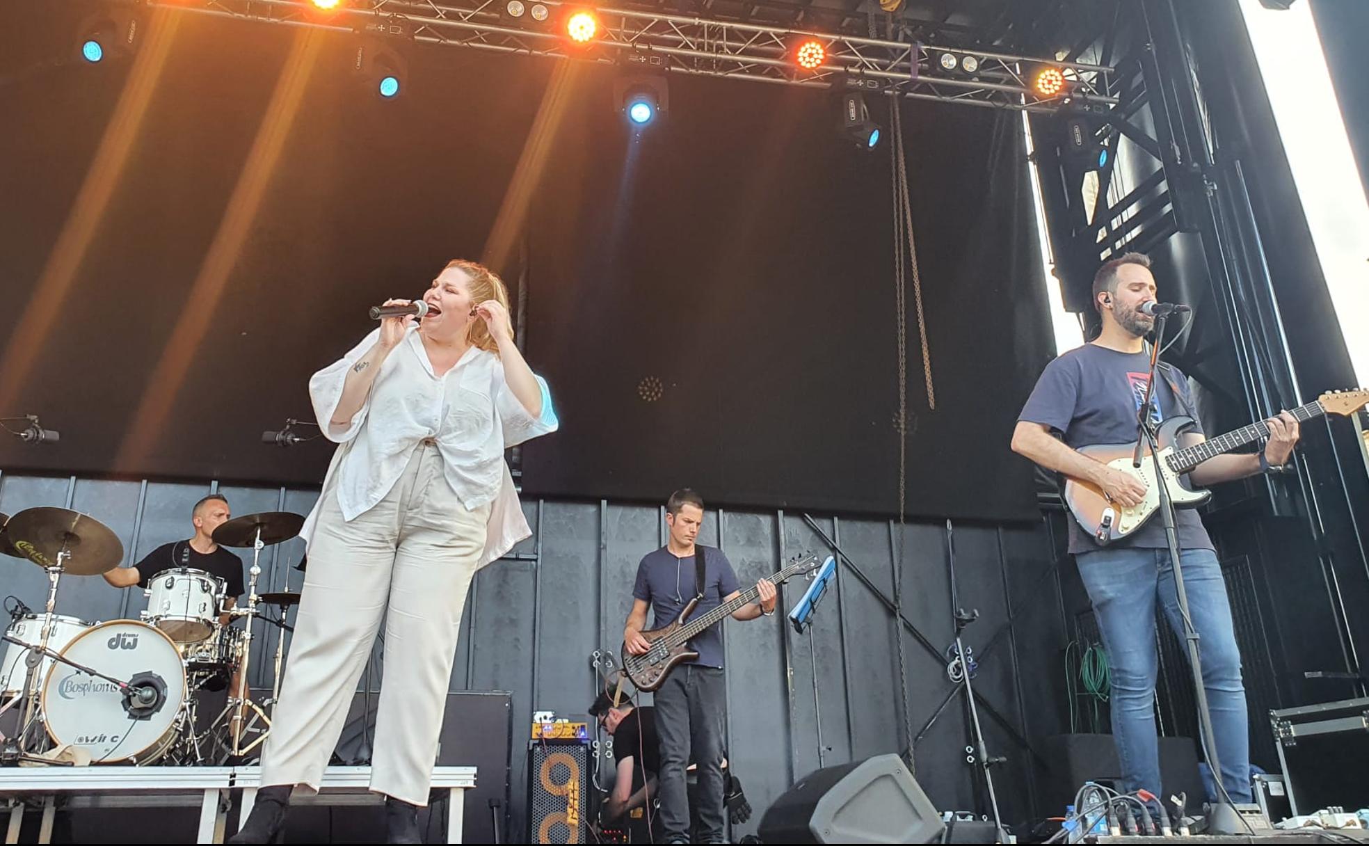 Los leoneses no dudaron en corear y bailar los grandes éxitos del grupo.