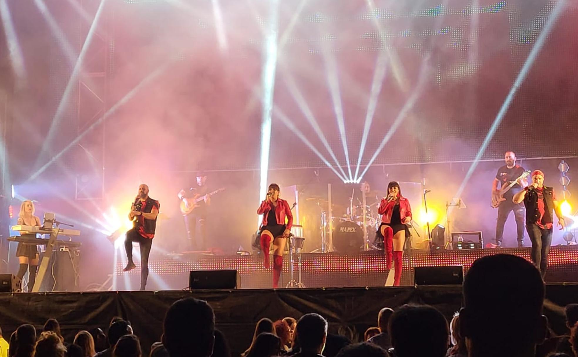 El grupo Radar puso a bailar y cantar a los leoneses en la explanada de la Junta.