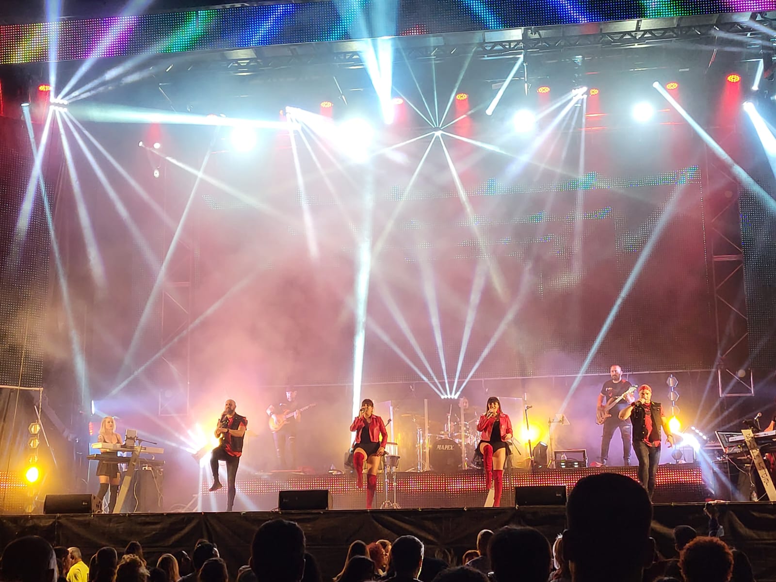 El grupo Radar puso a bailar y cantar a los leoneses en la explanada de la Junta este viernes, 1 de julio en el último concierto en este espacio dentro de las fiestas de San Juan y San Pedro.