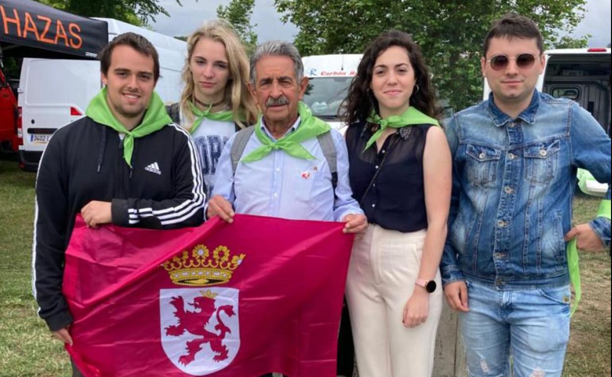 Miembros de las Juventudes Leonesistas posan con el presidente de Cantabria, Migeul Ángel Revilla.